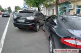 В центре Николаева на парковке столкнулись «Форд» и «Лексус»