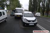 Перед кольцом автовокзала в Николаеве маршрутка въехала в Renault Kangoo 