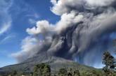 В Индонезии проснулся вулкан Синабунг. Видео