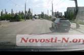 Как ездят в Николаеве: сразу три автомобиля проехали на «красный». ВИДЕО