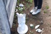 В Николаевской области школьники устроили погром на кладбище