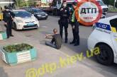 В Киеве мужчина пытался принять наркотики в авто патрульных