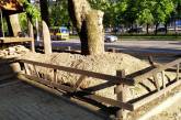 В центре Николаева деревья у проспекта засыпали смесью земли с щебенкой