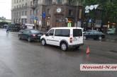 В центре Николаева столкнулись «Хюндай» и «Форд». ВИДЕО