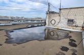 В Николаеве показали крышу многоэтажки после капремонта за 400 тысяч — вода стекает в квартиры