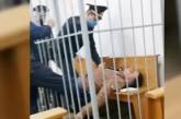 Задержанный на протесте в Беларуси оппозиционер пытался покончить с собой во время суда. Видео