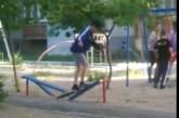 В Николаеве на детской площадке подросток прыгал на лавочке, пока не сломал ее. ВИДЕО