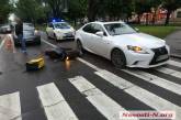 В центре Николаева доставщик Glovo на мопеде врезался в Lexus