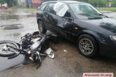 В центре Николаева мотоцикл врезался в не пропустившую его «Мазду»: пострадал мотоциклист