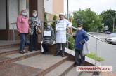 В Николаеве горожане пикетируют суд: защищают пенсионерку, которая 13 лет платит за отопление, которого нет