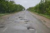 «Как после бомбежки»: в сети показали разбитую дорогу из Николаева в Ольвию
