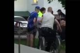 Появилось видео, как мужчина встал с инвалидной коляски для участия в драке