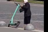 Во Львове пенсионерка громила припаркованные электросамокаты