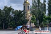 На главной площади Николаева горожане устроили пляжный отдых: поставили лежаки и зонтик