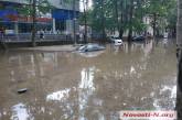 В центре Николаева утонули десятки автомобилей. ВИДЕО