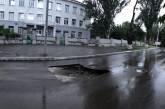 В Николаеве после ливня посреди дороги образовался провал. ФОТО