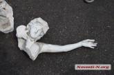 Скульптура женщины, которую в Николаеве повалили пьяные вандалы, была гипсовой копией