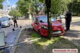 В Николаеве «Форд» после столкновения с ВАЗом снес светофор и врезался в дерево