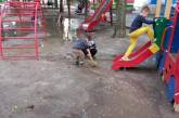 В Николаеве детская площадка в сквере стала травмоопасной: дети играют в «болоте»