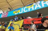 Украинских болельщиков заставили убрать флаг с лозунгом «Слава нації! Смерть ворогам!»