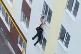 В Волынской области мужчина выпрыгнул из окна четвертого этажа и убежал (видео)