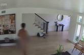 Голый американец проник в чужой дом: примерял одежду хозяина и растоптал попугаев (видео)