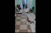 В Петербурге больных с «ковидом» кладут на полу в больничных коридорах - нет мест (видео)