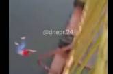 В Днепропетровской области пьяная женщина прыгнула с моста (видео)