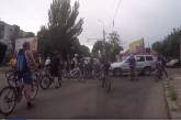 В Николаеве автомобиль едва не сбил колонну велосипедистов на фестивале «МыКолесо»
