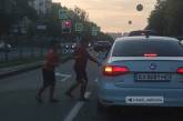 В Харькове маленькие ромы-попрошайки начали всерьез раздражать автомобилистов (видео)