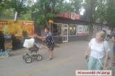 В Николаеве над тротуаром повис силовой кабель: прохожие убирают его руками (видео)