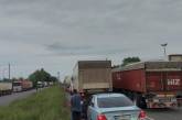 На въезде в Николаев в три ряда на дороге выстроились фуры — движение заблокировано