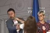 В Верховной Раде нардепа кулаком в лицо ударила активистка (видео)
