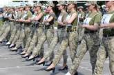 Женщин-военнослужащих в День Независимости заставят ходить строем на каблуках
