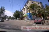 В Николаеве ВАЗ зацепил девушку, ехавшую по переходу на велосипеде (видео)