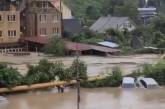 В Сочи из берегов вышли несколько рек, затоплены десятки дорог и домов, жителей готовят к эвакуации
