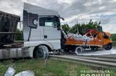 В Николаевской области столкнулись фура и автомобиль дорожников: пострадал рабочий и водитель