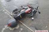 На перекрестке в Николаеве мотоциклист врезался в микроавтобус