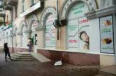 В центре Николаева на тротуар рухнула часть фасада здания