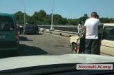 В Николаеве полицейские толкали через Ингульский мост заглохший служебный автомобиль (видео)