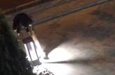 В Первомайске вандалы вырвали из асфальта уличный фонарь (видео)