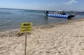 На пляже в Бердянске появились таблички с запретом выносить медуз из моря