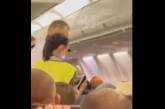 В Одессе из самолета высадили буйного пассажира, который отказывался надевать маску (видео)
