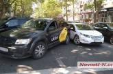В центре Николаева автомобиль такси, сдавая назад, врезался в электромобиль