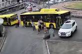 В Киеве троллейбус, который толкали пассажиры, врезался в Nissan (видео)