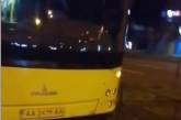 В Киеве неадекватный пассажир напал на водителя автобуса во время движения