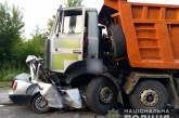 В Полтавской области самосвал раздавил легковой автомобиль: четверо погибших