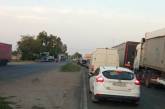 Фуры заблокировали въезд в Николаев со стороны Одессы – на место прибыл ТОР
