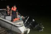 Ночью в Очакове перевернулась лодка — добраться до берега человеку помогли спасатели