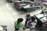 В столичном супермаркете воры избили охранника (видео)